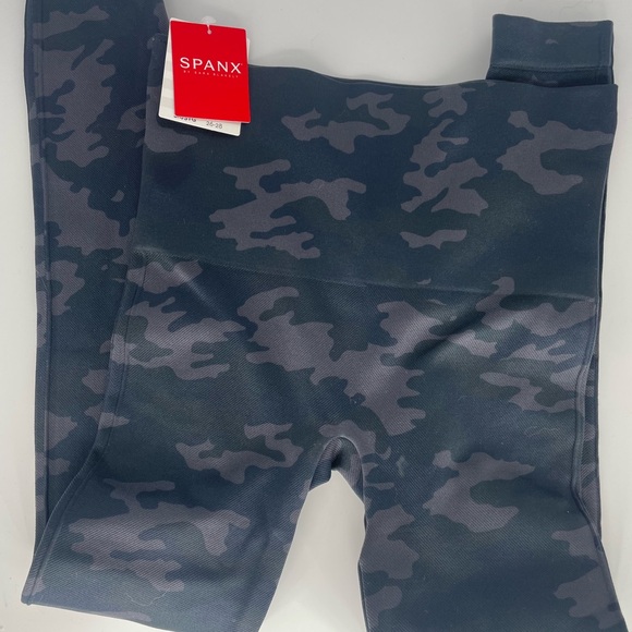NEW Spanx Look at Me Now Seamless Leggings FL3515 Black Camo large small or XS - Picture 3 of 7